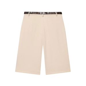Vue détaillée du short beige à jambe large avec une ceinture élégante à motif serpent