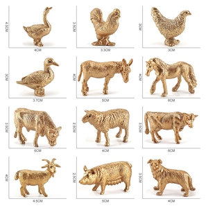 Set mit 12 goldfarbenen Miniatur-Bauernhoftieren mit detaillierten Texturen auf Weiß