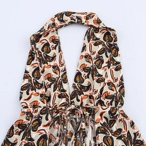 Detail von Floral-Neckholder-Top mit V-Ausschnitt, Bindegürtel und Crinkle-Stoff