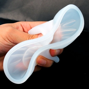 Primer plano que muestra la gran flexibilidad de la almohadilla de silicona para los pies