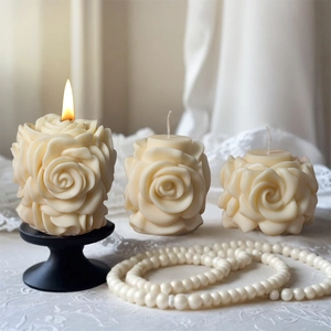 Tre candele profumate a forma di rosa avorio con finiture floreali in tre misure