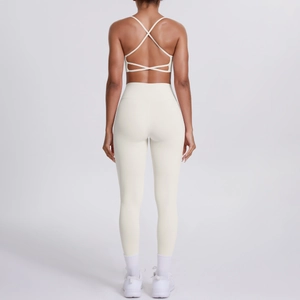 Détail de la brassière de yoga dos croisé et legging taille haute en nylon crème