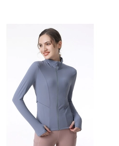 Détail de veste de sport ajustée avec col montant et manches à passe-pouce en bleu gris clair