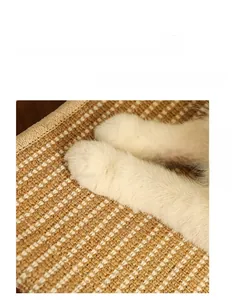 Dettaglio del tappetino tiragraffi in sisal con zampa di gatto e trama resistente