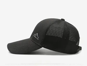 Vue détaillée de la casquette de baseball en filet noir avec longue visière et logo