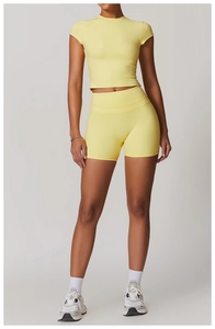 Completo yoga giallo pallido con top corto a maniche corte e pantaloncini a vita alta