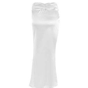 Détail d'une jupe longue en satin blanc avec un design plissé élégant à la taille