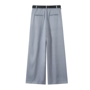 Vue arrière du pantalon de costume gris à jambes larges avec ceinture noire et poche