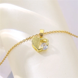Collier cœur doré minimaliste avec zircon rond sur fond beige élégant et sobre