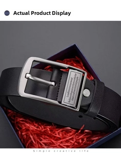 Gros plan d'une ceinture en cuir noir pour hommes avec boucle brossée en coffret cadeau