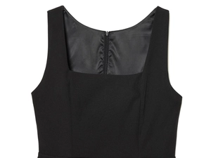 Détail d'une robe noire avec décolleté carré rétro et fermeture éclair invisible au dos