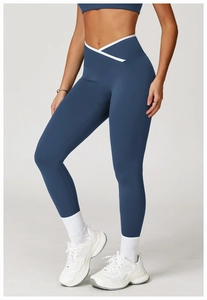 Detail van high-waist yogalegging met V-vormige overslag taille en witte biesafwerking