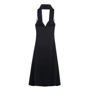 Detailaufnahme von elegantem schwarzem Satin-Abendkleid mit Wasserfallausschnitt