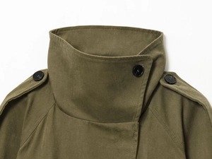 Vue détaillée du col montant et des épaulettes d'un trench-coat de couleur vert armée