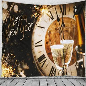 Detailansicht Neujahrs-Wandteppich mit goldener Uhr und Sektgläsern an einer Ziegelwand