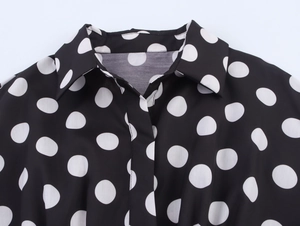 Nahaufnahme des Retro-Polka-Dot-Blusenkragens mit ordentlichem Revers-Design