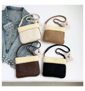 Vue à plat de quatre sacs seaux en polaire sherpa en ivoire, marron, camel et noir