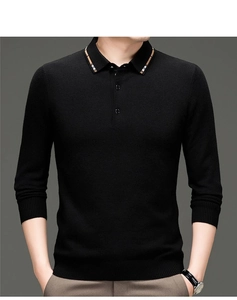 Detail eines schwarzen Strick-Polopullovers mit klassischem Kragen und braunen Streifen