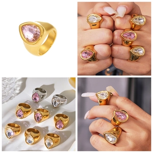 Vue macro d'une bague en acier doré 18k avec cristal de poire en quatre perspectives