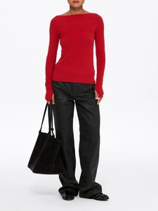 Détail du haut rouge ajusté à épaules dénudées avec un grand sac à main noir
