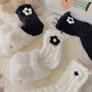 Dicke Korallenfleece Socken und Hausschuhe Set mit Blumendekor in Schwarz und Weiß Farben