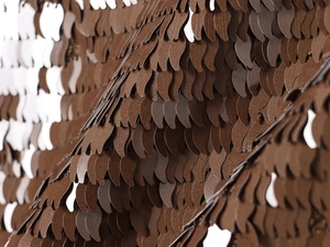 Détail macro de paillettes marron superposées montrant la texture et l'éclat
