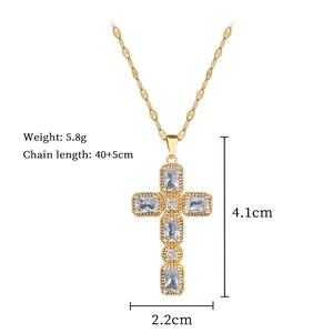 Détails du collier croix dorée serti de cristaux avec dimensions et poids indiqués