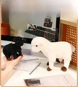 Gros plan de poupées moutons en peluche noires et blanches au toucher doux et duveteux