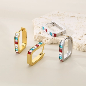 Détail macro de boucles d'oreilles en U avec zircons colorés rectangulaires vibrants