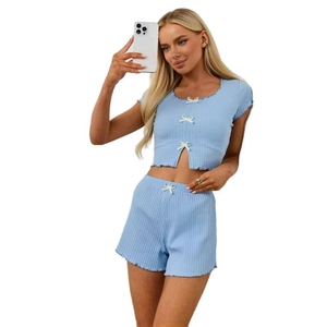 Ensemble deux pièces en maille côtelée bleu clair avec nœuds et crop top