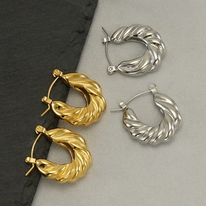 U-shaped twisted hoop earrings in gold and silver finish made of durable stainless steel