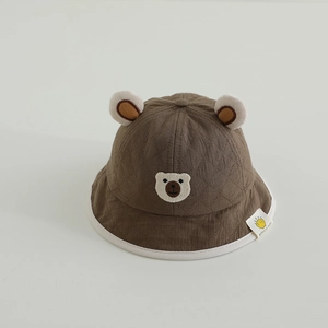 Détail du chapeau bob marron pour bébé avec oreilles en 3D et broderie d'ours mignonne
