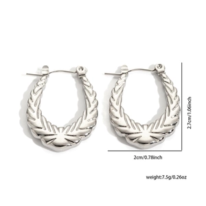 Detailed view of silver relief earrings with dimensions 2.7x2cm and weight 7.5g