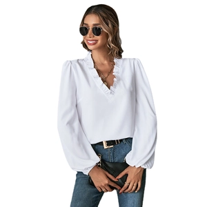 Elegante weiße Damenbluse mit V-Ausschnitt, modischen Rüschen und langen Puffärmeln