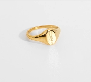 Dettaglio ravvicinato dell'anello a sigillo placcato oro 18K con incisione floreale