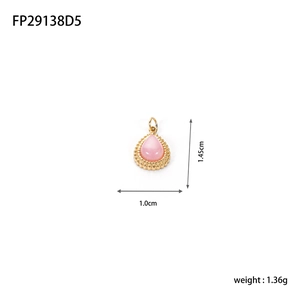 Détail du pendentif goutte en pierre œil de chat rose avec bordure dorée perlée