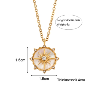 Collana a ruota solare dorata con intarsio in conchiglia bianca e cristalli lucenti