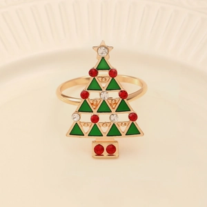 Gros plan du rond de serviette sapin de Noël doré avec inserts verts et cristaux rouges