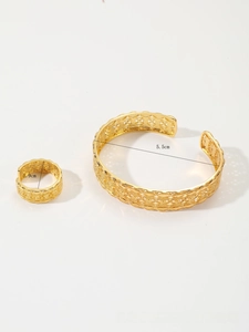 Detail view of gold wheat leaf jewelry set with 5.5cm bracelet and 1.9cm ring diameter