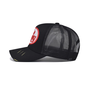 Détail des griffures jaunes effet usé sur la visière de la casquette trucker noire