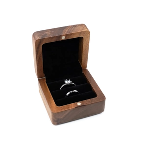 Écrin double pour alliances en bois de noyer avec intérieur en velours noir