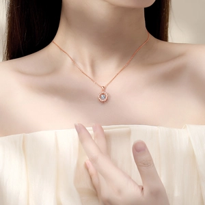 Elegant S925 sterling silver daisy pendant necklace in rose gold worn by model
