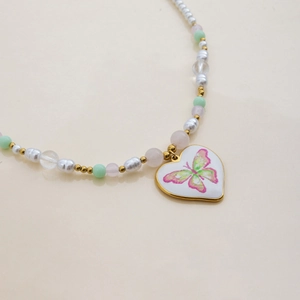 Collier élégant plaqué or 18 carats avec perles baroques et pendentif cœur papillon