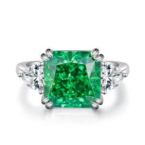 Elegant S925 sterling silver ring with 5ct emerald green zircon and side stones