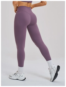 Détail de la vue arrière d'un legging de yoga violet à taille haute au fini mat sport