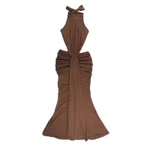 Détail d'une robe dos nu chocolat avec découpes à la taille et ourlet plissé élégant