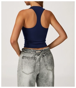 Dettaglio del top da yoga blu navy con dorso a vogatore, vestibilità aderente e tessuto elastico