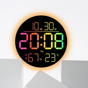 Detalle de reloj de pared LED con hora, fecha, humedad y retroiluminación de colores