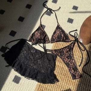 Détails de l'ensemble bikini trois pièces en dentelle florale avec jupe à volants