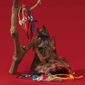 Détails de bracelets tressés à la main avec perle œil grec en couleurs assorties